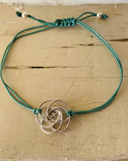 Bracelet corde verte avec breloque coloris argenté