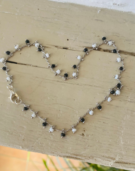 Bracelet chainette aux perles noires et blanches
