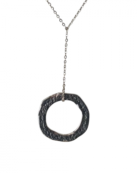Collier chaine argentée au gros anneau stylisé