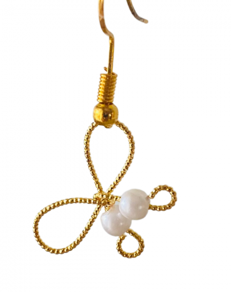 Boucles d'oreilles dorées en forme de nœud avec perles