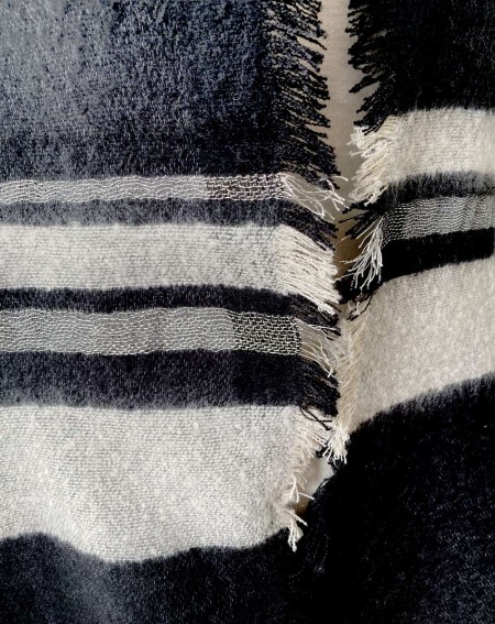 Grande écharpe châle noir et bandes grises